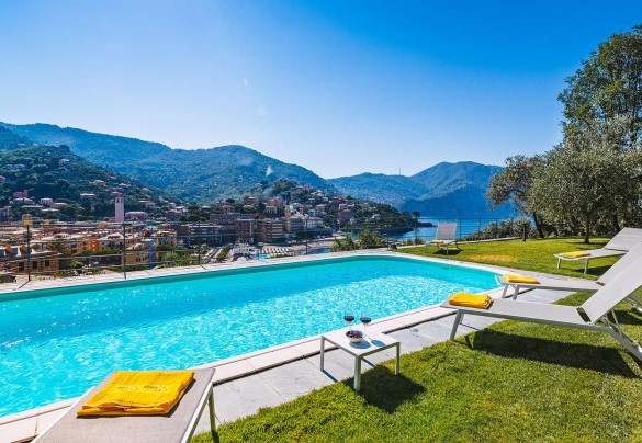 La splendida piscina panoramica è immersa nel verde del giardino mediterraneo - Villa Baia Blu