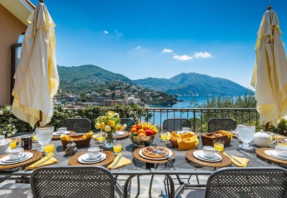 La zona pranzo esterna è panoramica e si affaccia sul Golfo Paradiso e sul monte dio Portofino - Villa Baia Blu