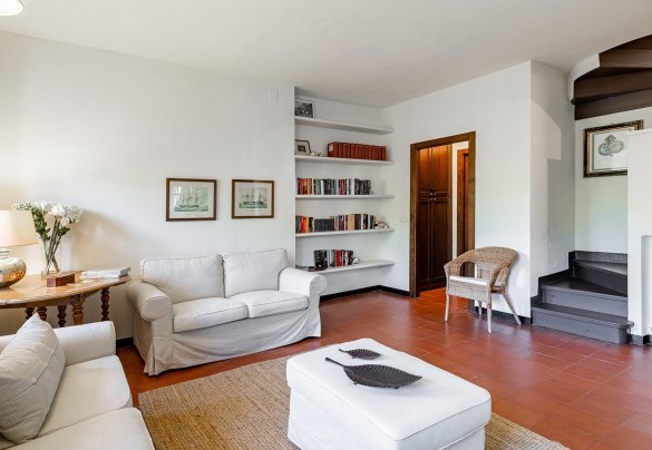 Cottage: dal living al piano terreno si accede al bagno # 5 - Villa Baia Blu
