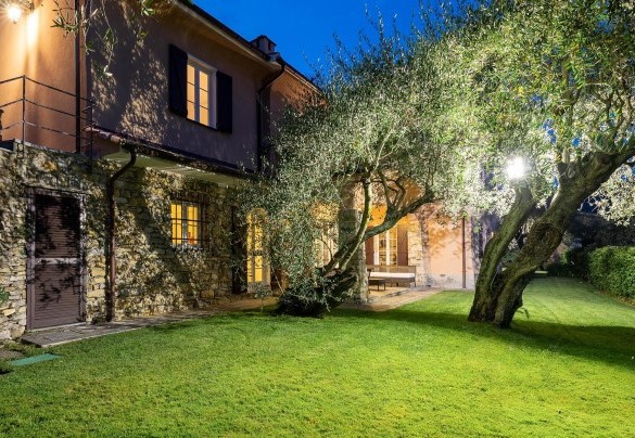 Le calde luci del giardino godibile la sera - Villa Baia Blu