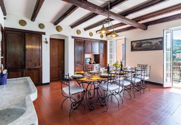 L’ampissima cucina al primo piano con tavolo da pranzo per 12 persone - Villa Baia Blu