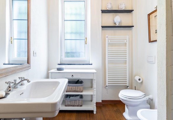 Il bagno # 1 con doccia adiacente le camere # 1 e # 2 - Villa Baia Blu