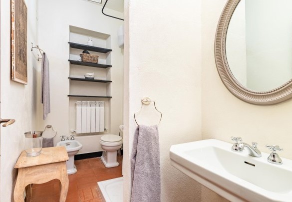 Il bagno # 3 al piano terreno ha la doccia ed è adiacente al doppio salone - Villa Baia Blu