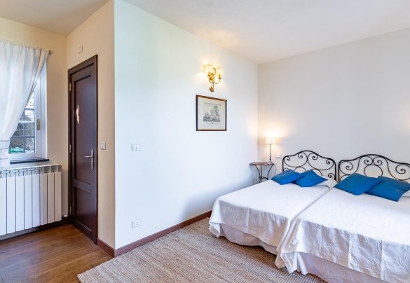 Cottage: la camera # 6 al primo piano ha il bagno # 7 en-suite - Villa Baia Blu