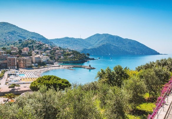 La vista su Recco e la sua spiaggia con gli stabilimenti balneari - Villa Baia Blu
