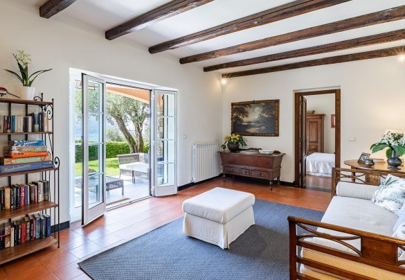 Il doppio salone si apre sul portico arredato - Villa Baia Blu