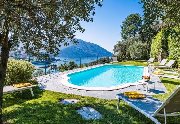La piscina attorniata dall’ombra degli ulivi - Villa Baia Blu