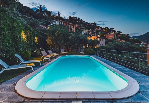 La piscina illuminata all’esterno ed all’interno - Villa Baia Blu