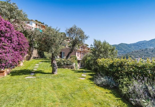 Il percorso tra la villa e la piscina è pianeggiante e senza scale- Villa Baia Blu
