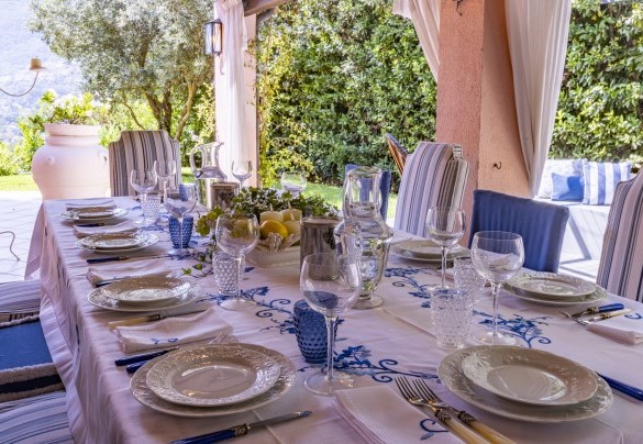 The dining area under the veranda, also equipped with a small kitchen and barbecue area – Villa Bambù