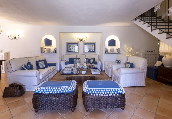 The living area with a nice Mediterranean touch with a staircase leading to the sleeping area – Villa Bambù