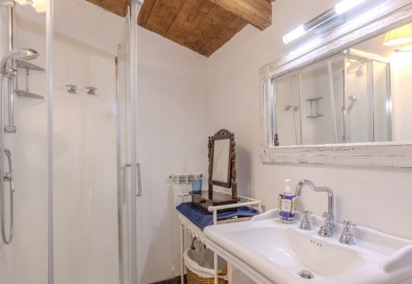 Bathroom n.4 with shower, en-suite to double bedroom n.4 on the first floor - Villa Bambù