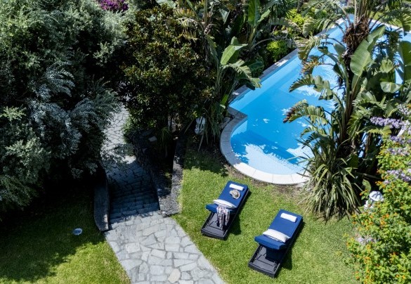 Bird’s eye view of the swimming pool and the staircase leading to the annex and area parking - Villa Bambù