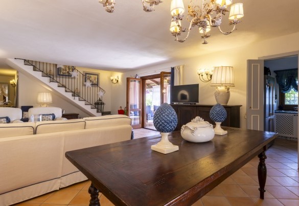 Living area with direct access to the verandas on two sides of the house and the kitchen on the right – Villa Bambù