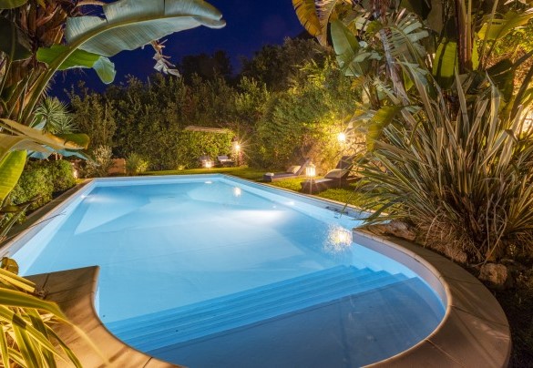 The swimming pool has internal and external lighting - Villa Bambù