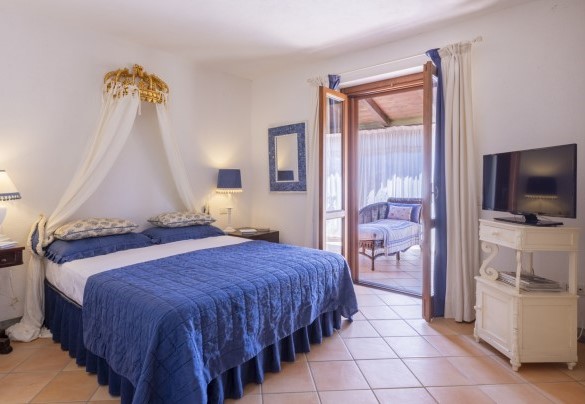 Double bedroom n.2 on the ground floor with direct access to the front veranda of the house - Villa Bambù