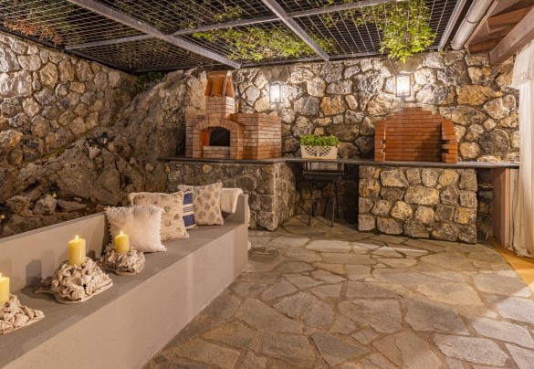 The barbecue area next to the dining area – Villa Bambù