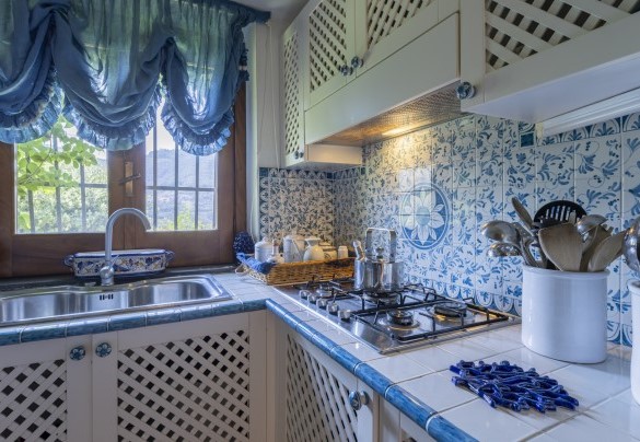 The kitchen of the main house, small but well-equipped – Villa Bambù