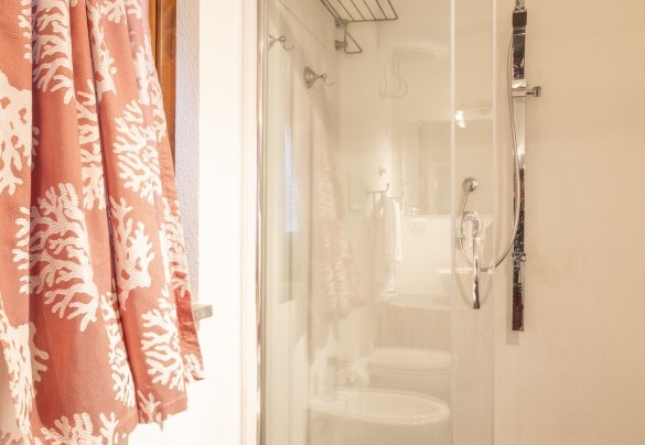 Bathroom with shower n.5 in the annex – Villa Bambù