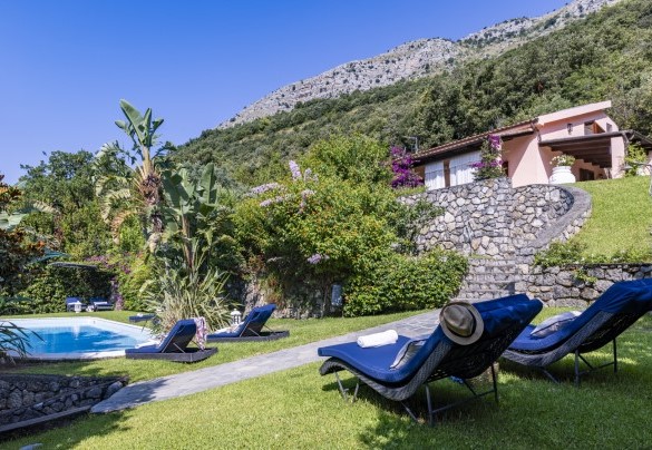 The swimming pool, on a terrace at a lower level than the villa, can be reached via stairs (16 steps) - Villa Bambù
