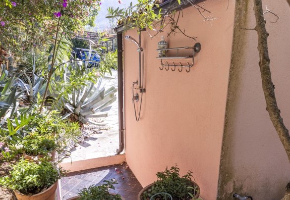 Outdoor shower next to the annex – Villa Bambù