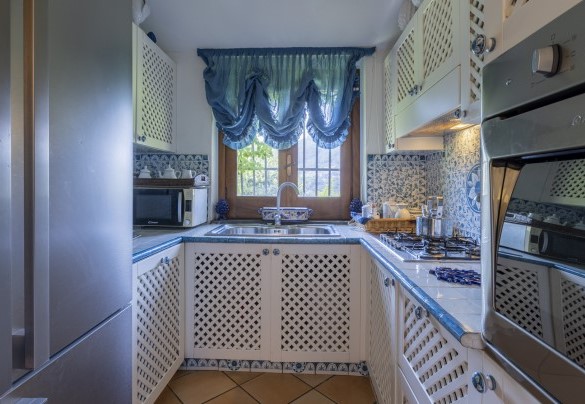 The kitchen of the main house, small but well-equipped – Villa Bambù