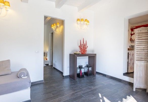 Living area of the annex with kitchenette on the right and access to the double bedroom – Villa Bambù