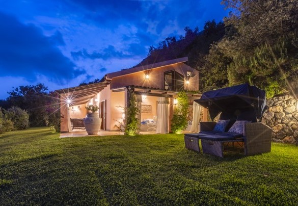 The villa and the garden in the evening lights - Villa Bambù