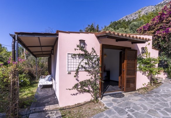 The annex is located on the lower terrace, in front of the parking area - Villa Bambù