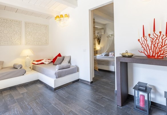 Living area of the annex with open access to the double bedroom – Villa Bambù