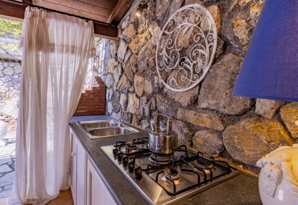 The dining area under the veranda, also equipped with a small kitchen and barbecue area - Villa Bambù