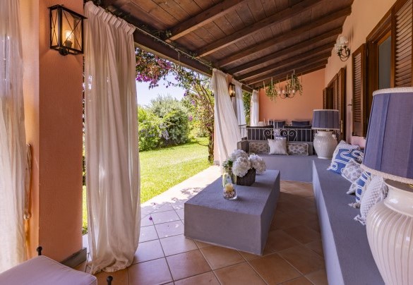 The elegant verandas on the front side of the house equipped with outdoor sofas and settees – Villa Bambù