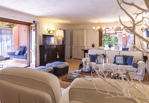 Living area with direct access to the verandas on two sides of the house and the internal kitchen on the left – Villa Bambù
