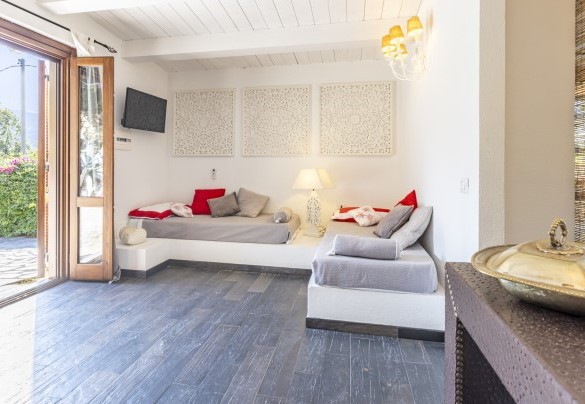 The living area of the annex, furnished with two single sofa beds in masonry (80 x 180 cm) – Villa Bambù