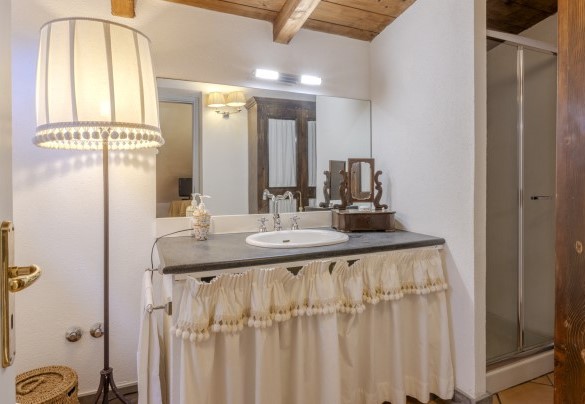 Bathroom n.3 with shower, en-suite to double bedroom n.3 on the first floor - Villa Bambù
