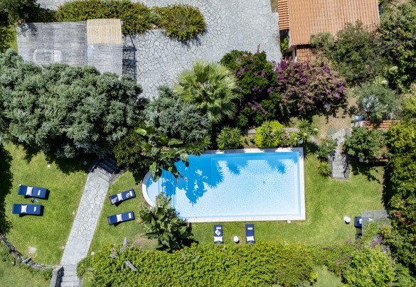 Bird’s eye view of the swimming pool and solarium – Villa Bambù