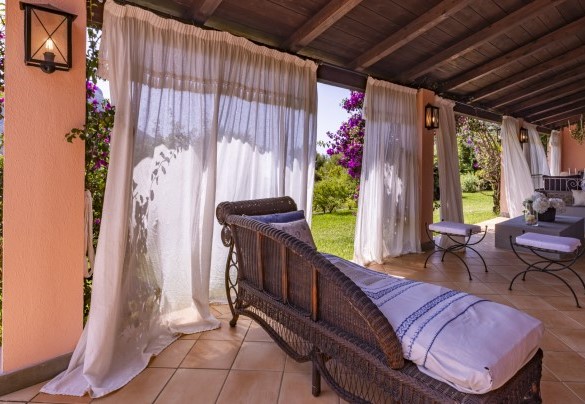 The elegant verandas on the front side of the house equipped with outdoor sofas and settees – Villa Bambù