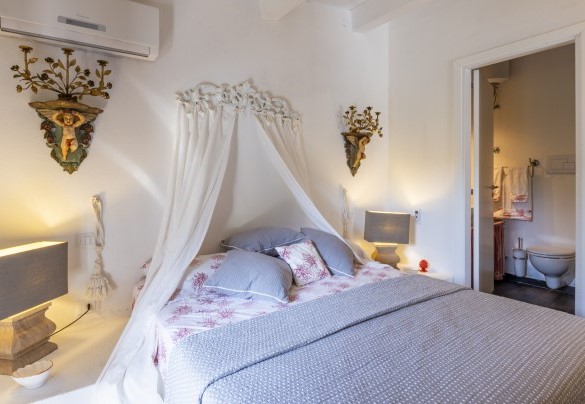 Double bedroom no. 5 with direct access to the outside, in the annex - Villa Bambù