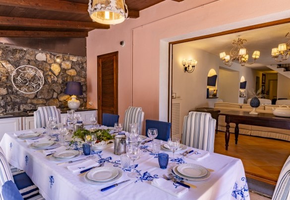 The dining area under the veranda, also equipped with a small kitchen and barbecue area - Villa Bambù