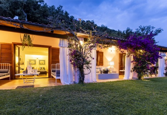 The front veranda of the house in the evening lights - Villa Bambù
