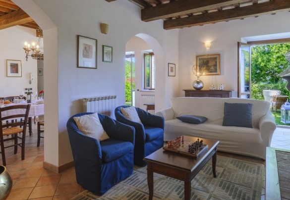 Ampia taverna con sala da pranzo e soggiorno – Villa Banci