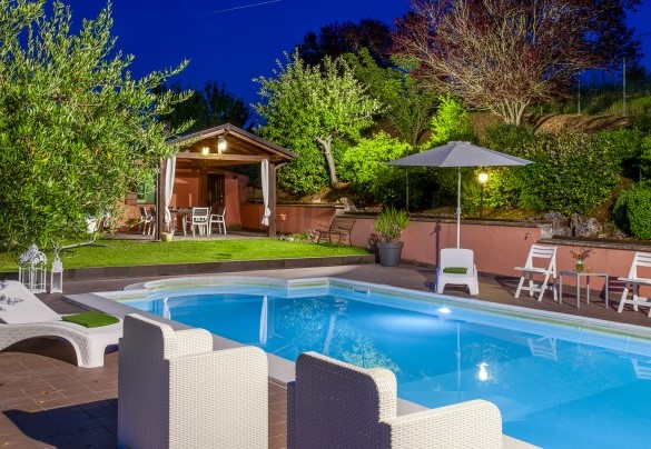 La piscina è posta al lato sinistro della villa, uscendo dall’annesso di fronte al portico – Villa Banci
