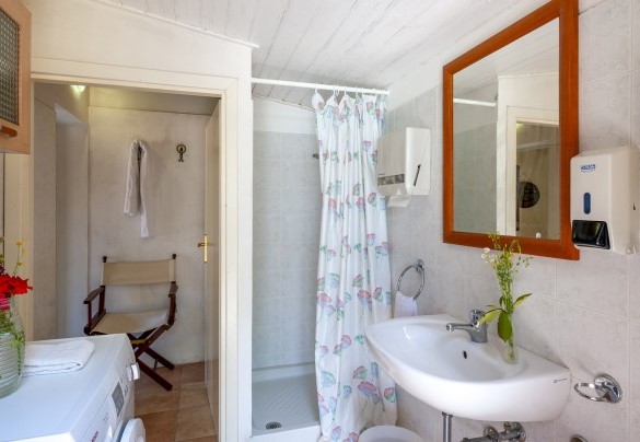 Bagno con doccia e zona lavanderia nell’annesso – Villa Banci