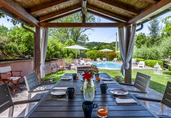 Il portico si affaccia direttamente sulla piscina ed è il luogo ideale per preparare pranzi o cene e apprezzare il rilassante panorama collinare – Villa Banci