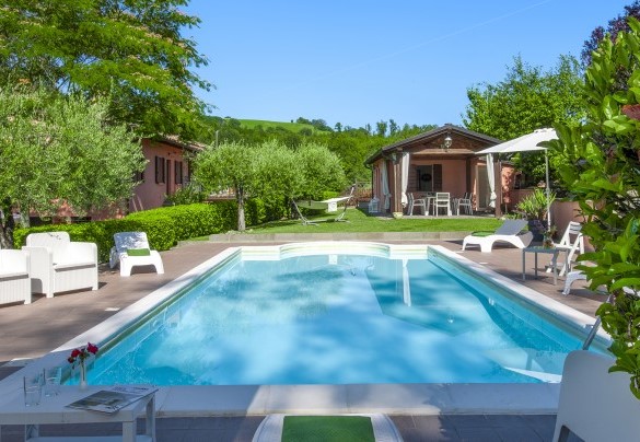 Piscina 11 x 4,40 m, profondità da 1 m a 1,45 m, con area solarium completa di ombrelloni, lettini,  tavolini, sedute e una doccia con acqua calda riscaldata con pannelli solari – Villa Banci