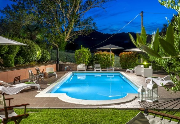 Piscina 11 x 4,40 m, profondità da 1 m a 1,45 m, con area solarium completa di ombrelloni, lettini,  tavolini, sedute e una doccia con acqua calda riscaldata con pannelli solari – Villa Banc
