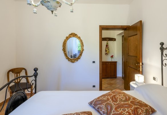 Camera matrimoniale con letto alla francese al piano primo – Villa Banci