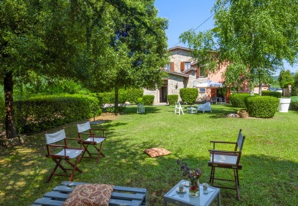 Diverse zone relax complete di ombrelloni, sedute e tavolini, che permettono di gustare pranzi e cene all’aperto godendo del panorama – Villa Banci