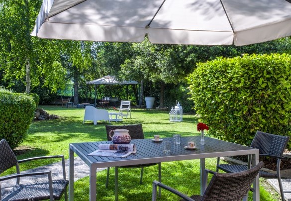 Zona pranzo esterna che permette di gustare pranzi e cene all’aperto godendo del panorama – Villa Banci