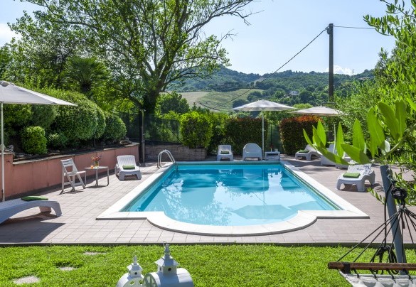 Piscina 11 x 4,40 m, profondità da 1 m a 1,45 m, con area solarium completa di ombrelloni, lettini,  tavolini, sedute e una doccia con acqua calda riscaldata con pannelli solari – Villa Banci